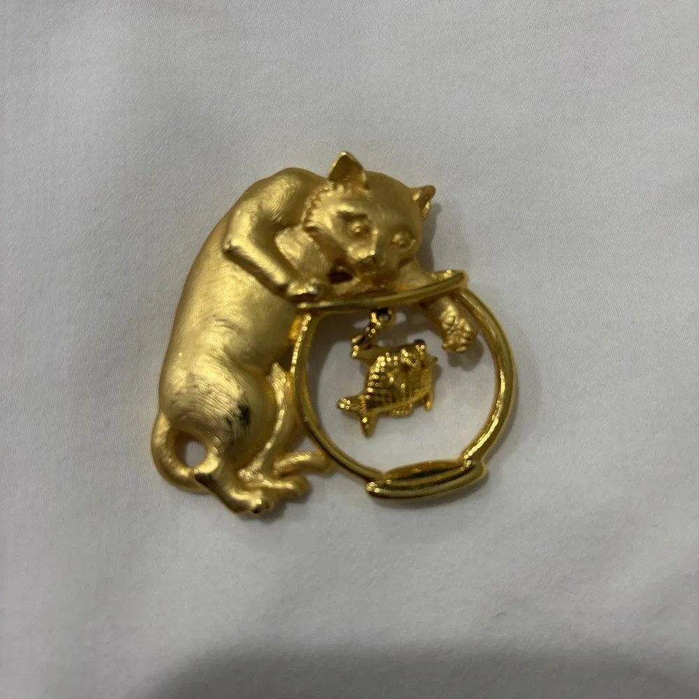 Vintage JJ Jonette Jewelry Cat with Paw in Fish Bowl Gold Tone Pin Brooch Signed